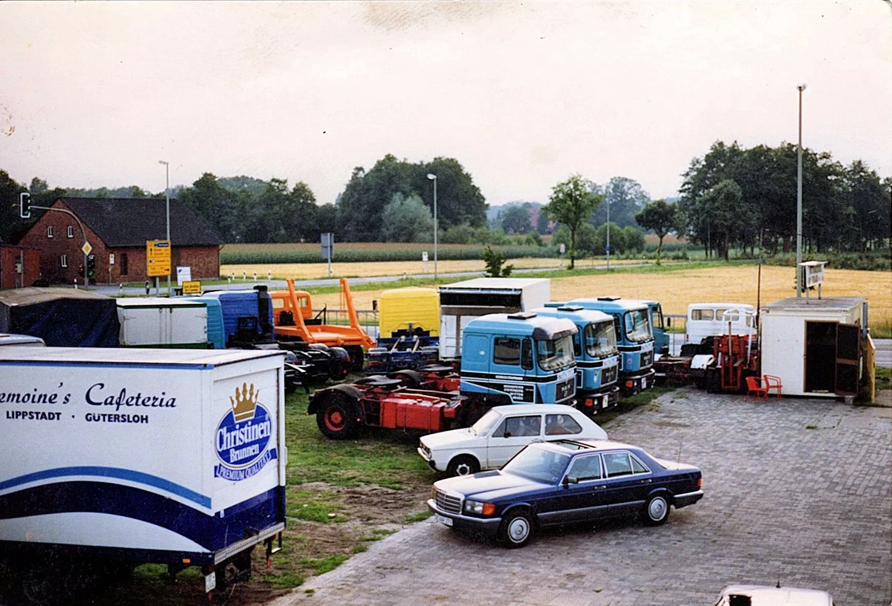 Historische Aufnahme aus den Anfangsjahren des Fahrzeughandels in Gütersloh
