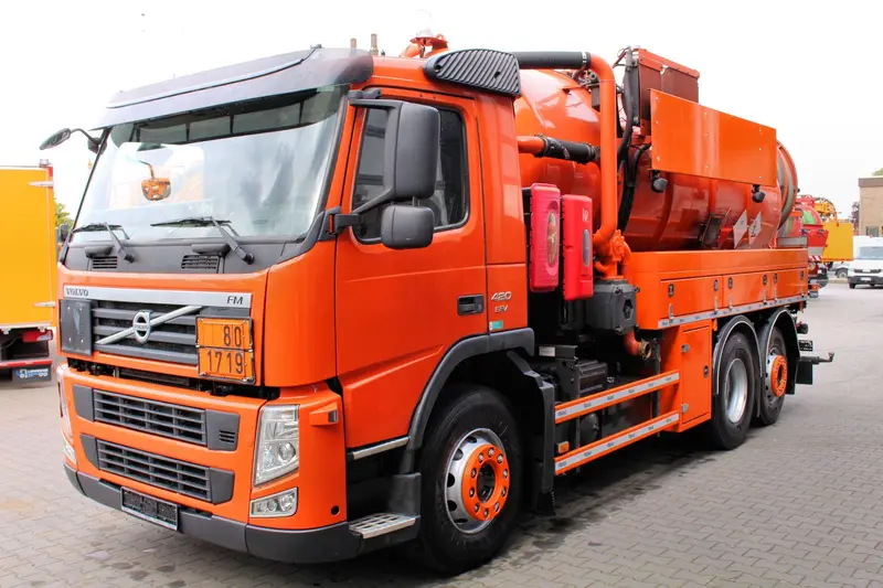 Volvo FM 420 EEV 6x2 Kroll 14m³ Saug u.Druck ADR-GGVS – Saug- und Druckwagen, Erstzulassung 2012, Ansicht 2