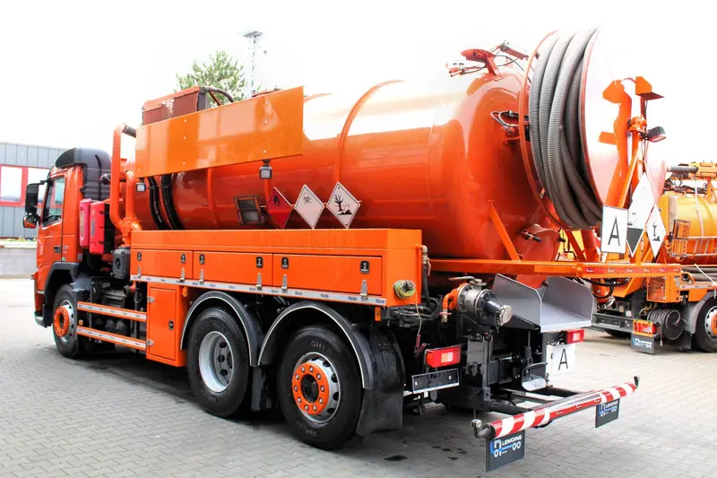 Volvo FM 420 EEV 6x2 Kroll 14m³ Saug u.Druck ADR-GGVS – Saug- und Druckwagen, Erstzulassung 2012, Ansicht 4