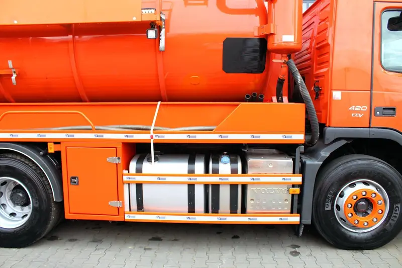 Volvo FM 420 EEV 6x2 Kroll 14m³ Saug u.Druck ADR-GGVS – Saug- und Druckwagen, Erstzulassung 2012, Ansicht 7