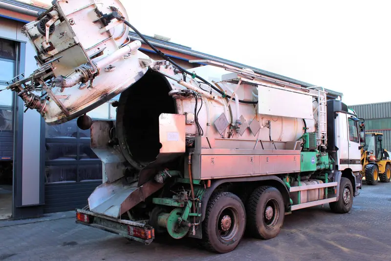 Mercedes-Benz Actros 3335 6x4 Kroll 13m³ HD-Kombi ADR/GGVS V2A – Saug- und Druckwagen, Erstzulassung 1998, Ansicht 3