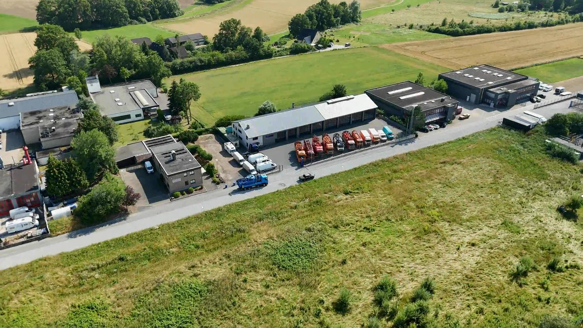 Luftaufnahme: Anflug auf den Hof von Lemoine Nutzfahrzeuge in Bielefeld